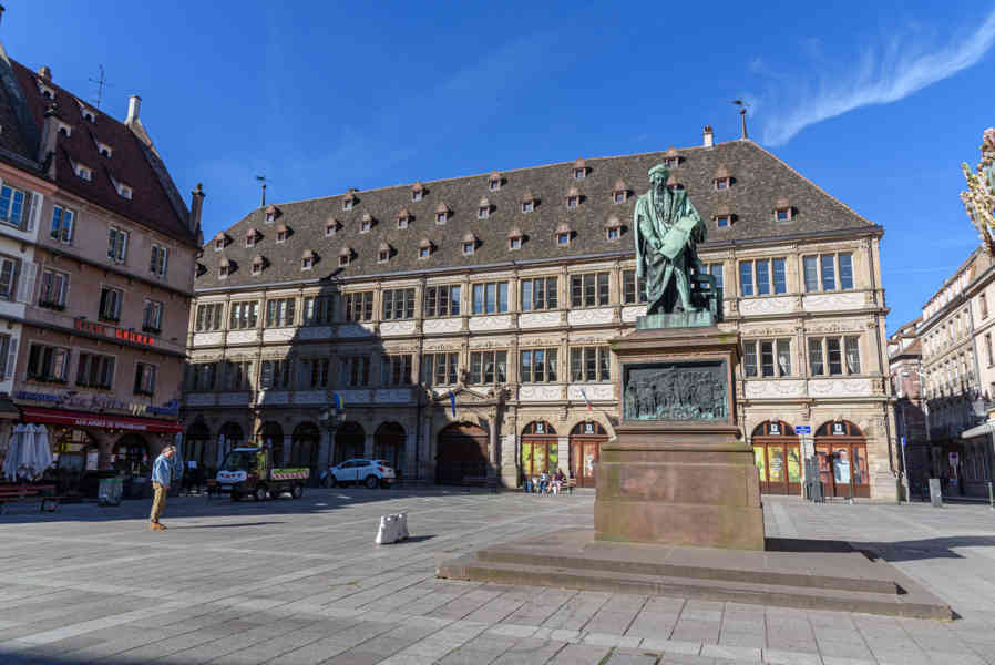 Francia - Alsacia 095 - Estrasburgo - plaza Gutenberg.jpg